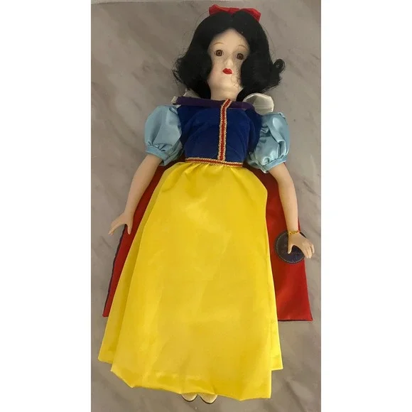 Anna Anando Snow White Porcelain Doll: Royal Heirloom Collection - Picture 5 of 10
